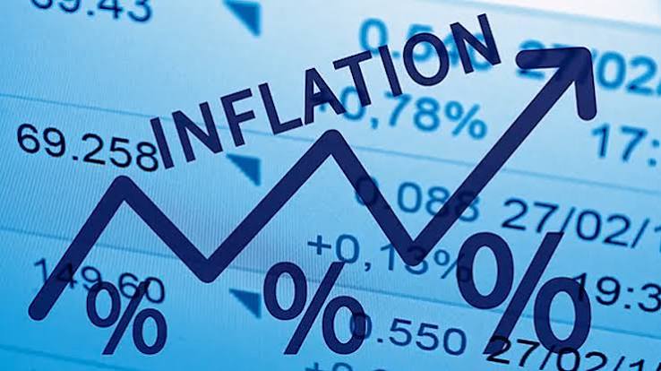 Nigerians shopping at a market as inflation remains above 30% in several states