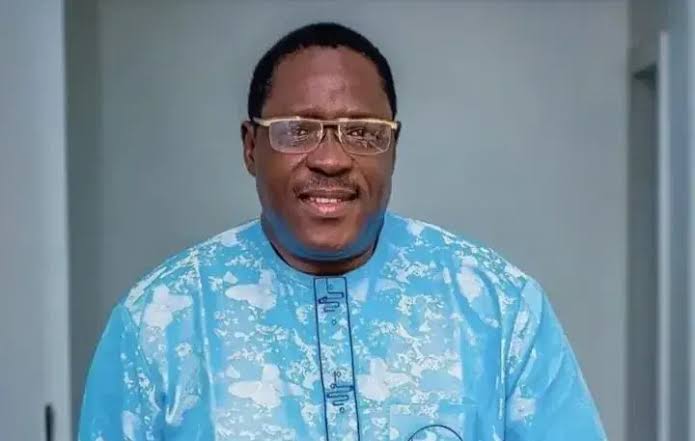 Mourners at the burial of veteran Nollywood actor Taiwo Hassan, popularly known as Ogogo, in Ilaro
