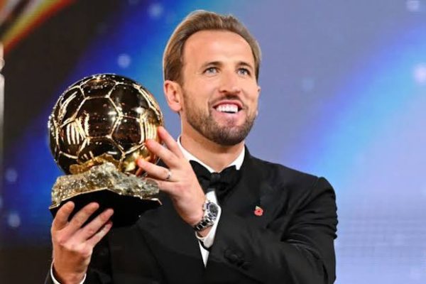 Harry Kane holds the 2026 Ballon d'Or trophy during the awards ceremony at the London Palladium.