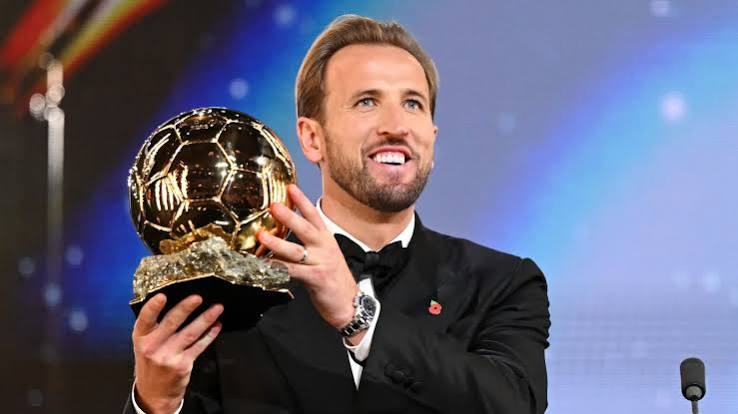 Harry Kane holds the 2026 Ballon d'Or trophy during the awards ceremony at the London Palladium.