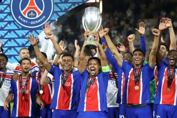 Paris Saint-Germain players celebrating a football victory, illustrating the club's first-place position in Planet Football's ranking.